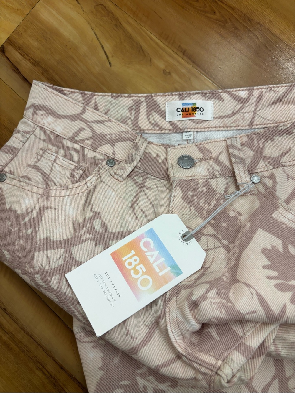 Cali 1850 Women's Pink Camouflage-Print Wide Leg Jeans - Picture 2 of 3